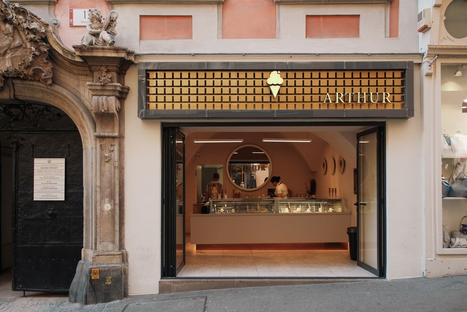 Ice cream shop with modern presentation